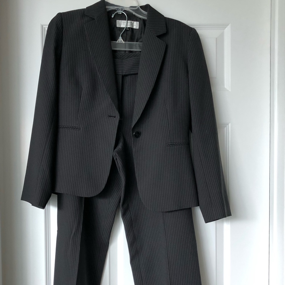 Tahari women’s pant suit